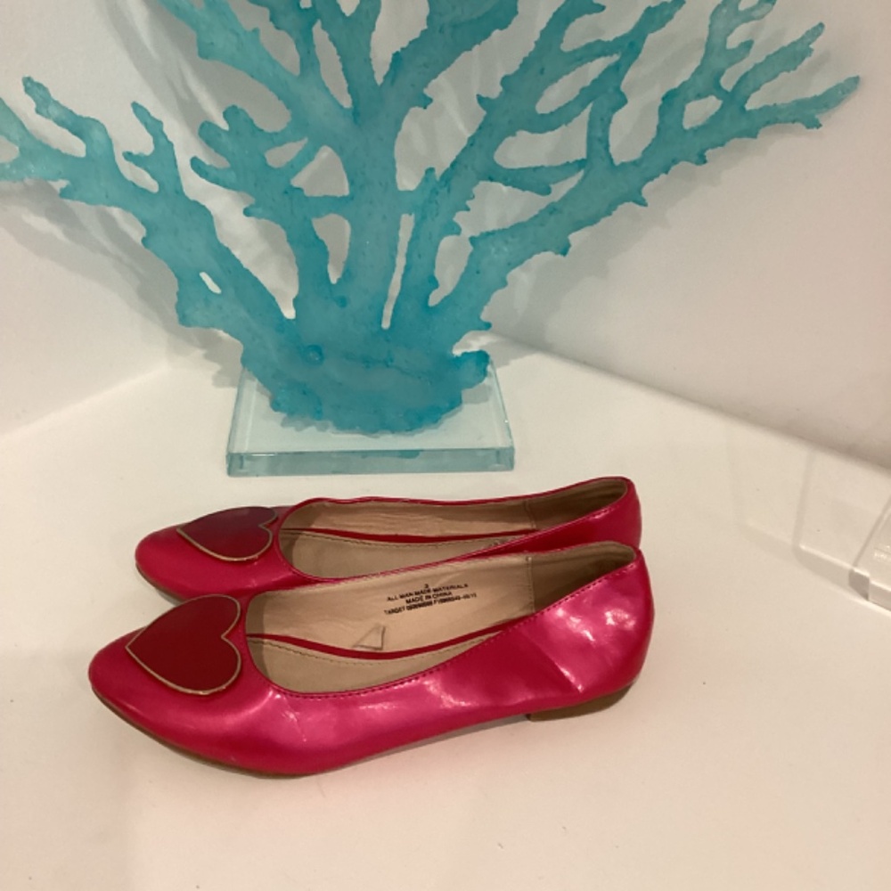 STEVIES GIRLS FAUX PATENT LEATHER PINK HEART EMBELLISHMENT FLATS SHOES SZ 3 - Picture 6 of 7